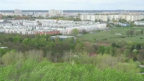 Vista aérea sobre el distrito de Berlin Marzahn — Vídeos de Stock