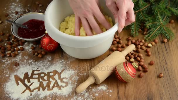 Proceso de repostería navideña Feliz Navidad, galletas . — Vídeo de stock