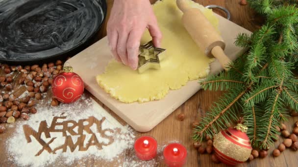 Julen bakning process för konditorivaror Merry X-mas, cookies. — Stockvideo