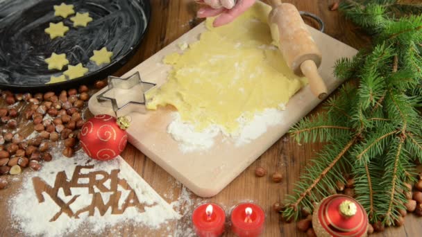 Processo de cozimento de Natal para pastelaria Feliz X-mas, biscoitos . — Vídeo de Stock