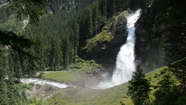 Krimml Cascadas en Pinzgau, Salzburger Land en Austria. Paisaje de los Alpes europeos con bosque . — Vídeos de Stock