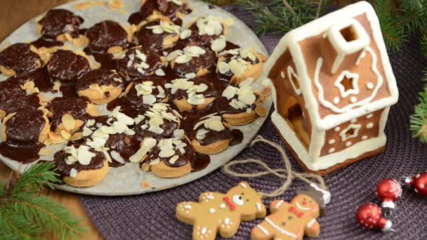 Processo de cozimento de Natal, bolas vermelhas, decoração de Natal, pastelaria . — Vídeo de Stock