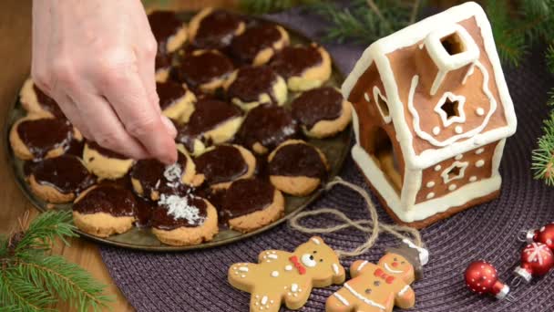 Processus de cuisson de Noël, boules rouges, décoration de Noël, pâtisserie . — Video