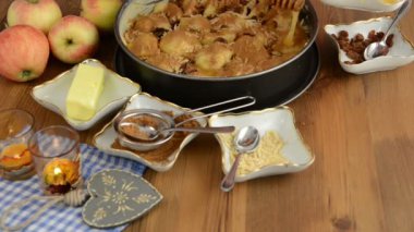 Elmalı pasta pişirme. Ham elma pasta üzerine serpilir tarçın. Ayrıca, bal, tarçın, badem slivers gibi maddeler vardır