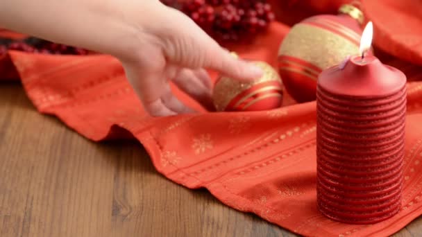 Encender velas rojas. Decoración de Navidad . — Vídeo de stock