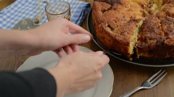 Apple pie baking. Grease the cake tin. In addition, ingredients such as honey, cinnamon, sugar, almond slivers — Stock Video