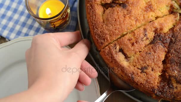 Elmalı pasta pişirme. Kek teneke yağ. Buna ek olarak, bal, tarçın, şeker gibi maddeler, badem slivers — Stok video