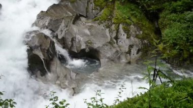 Yine de Tirol vahşi Gerlostal vadide akan Gerlos akışı / Avusturya.