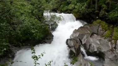 Yine de Tirol vahşi Gerlostal vadide akan Gerlos akışı / Avusturya.