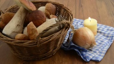 Penny topuz mantar ve yanan çay Işık mumlar.