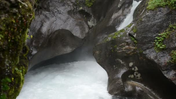 Gerlos ρεύμα που ρέει αν και κοιλάδα Wild-Gerlostal Ιν Τιρόλ / Αυστρία. — Αρχείο Βίντεο