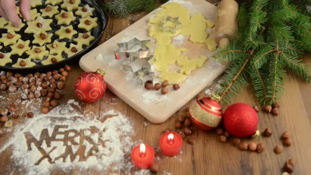 Ψήσιμο διαδικασία ζαχαροπλαστικής εύθυμα Χριστούγεννα, cookies Χριστούγεννα. — Αρχείο Βίντεο