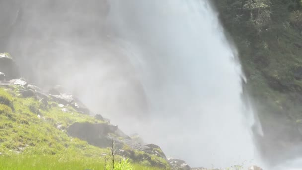 Cachoeiras Krimml em Pinzgau, Terra Salzburger na Áustria. Paisagem europeia dos Alpes com floresta . — Vídeo de Stock