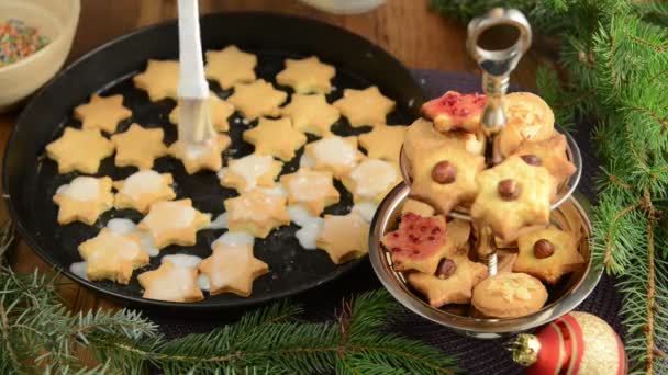 Proceso de cocción de Navidad, bolas rojas, decoración de Navidad, pastelería . — Vídeo de stock