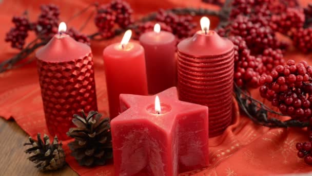 Encender velas rojas. Decoración de Navidad . — Vídeos de Stock