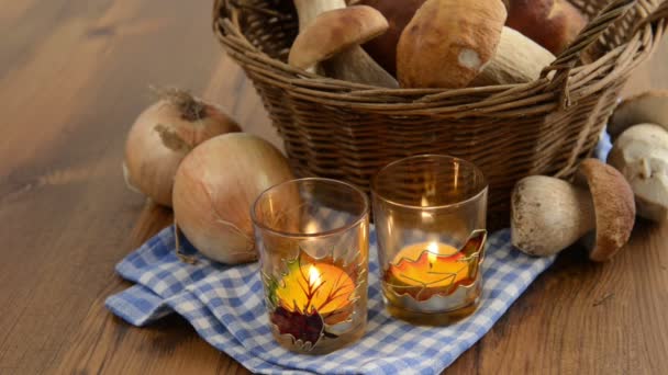 Centavo pão cogumelos e queimando velas de luz de chá . — Vídeo de Stock
