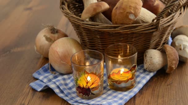 Centavo pão cogumelos e queimando velas de luz de chá . — Vídeo de Stock