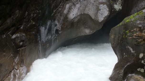 View into the water of m Wild-Gerlostal-Leiternkammerklamm gorge (Tirol / Austria ). — стоковое видео