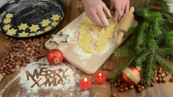 Kerst bakproces voor gebak Merry X-mas, cookies. — Stockvideo