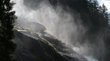 Krimml şelaleler Pinzgau, Avusturya Salzburger arazi içinde. Avrupa Alpleri manzara orman ile.