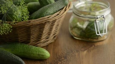 Baharat tarihlerde dereotu, biber, hardal tohumu bir masada bir konserve kavanoz düşüyor. Bir yana bir sepet yeşil salatalık ile