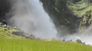 Manzara Pinzgau Krimml şelaleler, Avusturya Salzburger arazi. Avrupa Alpleri manzara orman ile.