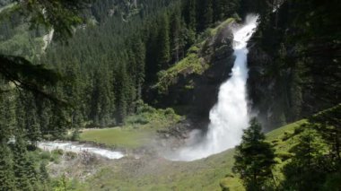 Manzara Pinzgau Krimml şelaleler, Avusturya Salzburger arazi. Avrupa Alpleri manzara orman ile.