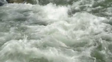 Akan yakın çekim Zillertal Alps su. Hohe Tauern ulus Parkı.