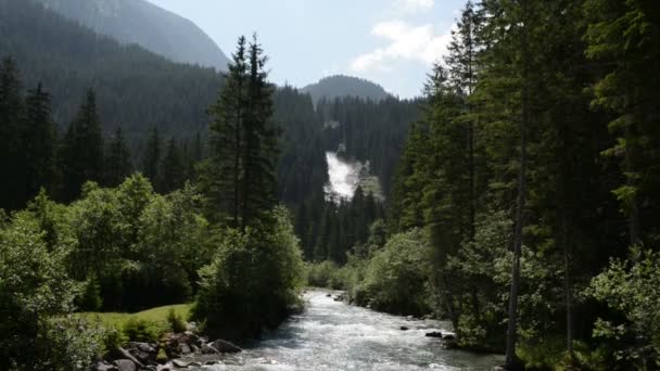 Paesaggio delle cascate Krimml a Pinzgau, Salisburghese in Austria. Alpi europee paesaggio con foresta . — Video Stock