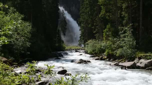 Paisaje de las cascadas de Krimml en Pinzgau, tierra de Salzburger en Austria. Paisaje de los Alpes europeos con bosque . — Vídeo de stock