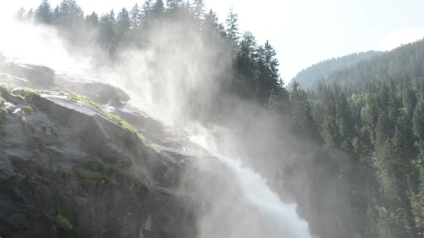 里面的 Krimml 瀑布，在奥地利萨尔茨堡州的景观。欧洲的阿尔卑斯山风景的森林. — 图库视频影像