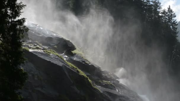 Landskap av Krimml vattenfall i Pinzgau, Salzburger Land Österrike. Europeiska Alperna landskap med skog. — Stockvideo