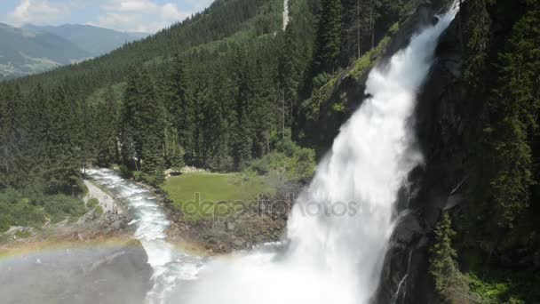 Paesaggio delle cascate Krimml a Pinzgau, Salisburghese in Austria. Alpi europee paesaggio con foresta . — Video Stock