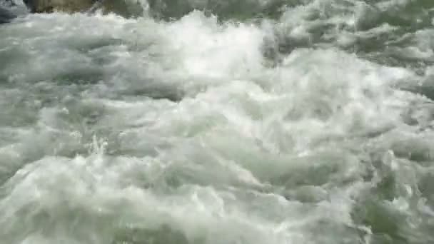 Detail, který teče voda na Zillertalské Alpy. Národní park Vysoké Taury. — Stock video