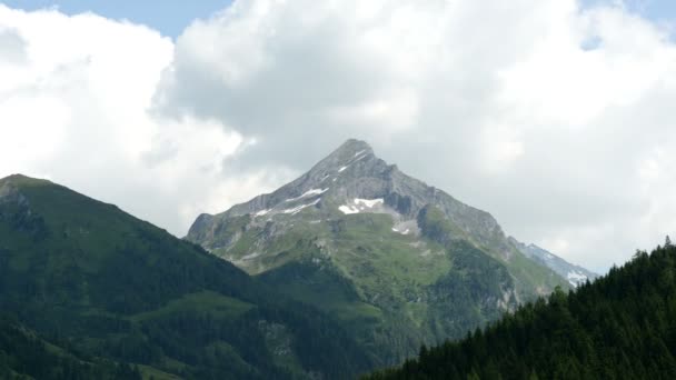 Idő telik el a Zillertal-hegy csúcsa és a felhők — Stock videók