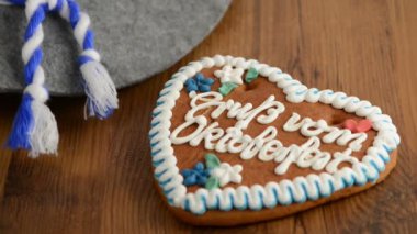 Oktoberfest Gingerbread çerezleri Bavyera şapka ve bira cam bir masanın üzerine koyarak. Tipik Oktoberfest Münih.