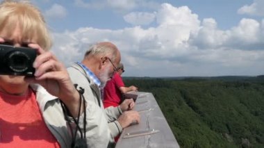 Saar nehir döngü Mettlach (Almanya Saarland içinde yanında üzerinde gölgelik geçit havadan görünümü doğru yürürken insanlar)