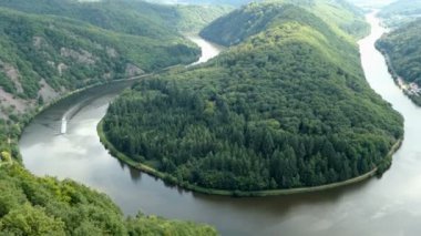 Saar nehir döngü Mettlach içinde Saarland (Almanya) yanındaki üzerinde görüntüleyin. turist teknesi nehirde sürüş.