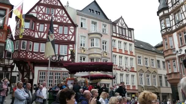 A piedi attraverso il paesaggio urbano di Bernkastel-Kues al fiume Mosella e la sua annuale festa del vino popolare. musicale sul palco . — Video Stock