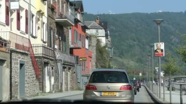 Mosel Nehri'nin kasabadan Cochem sürüş araba. Geleneksel evleri tarafında insanlar. Cityscape.