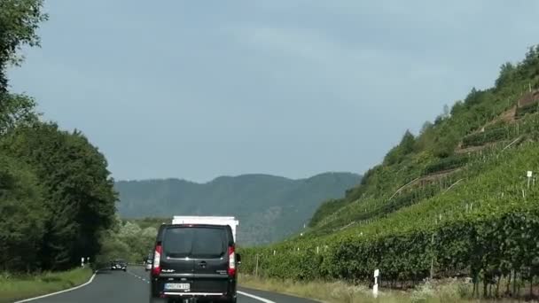 Bir araba Bremm (Almanya) yanındaki mosel Nehri Bölgesi boyunca sürüş. alanlar ve köy içinde geçmiş. Landscape.Tractor önünde. — Stok video