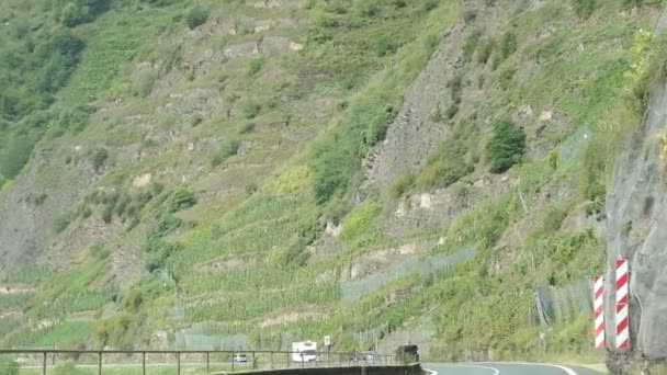 Körning med en bil längs regionen mosel floden bredvid Bremm (Tyskland). fält och byn i bakgrunden. Landscape.Tractor framför. — Stockvideo