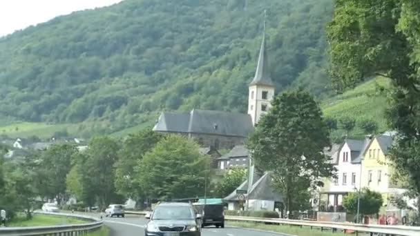 Körning med en bil längs regionen mosel floden bredvid Bremm (Tyskland). fält och byn i bakgrunden. landskap — Stockvideo