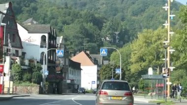 Mosel Nehri'nin kasabadan Cochem sürüş araba. Geleneksel evleri tarafında insanlar. Cityscape.