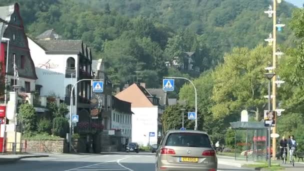 Cars driving through Mosel river town Cochem. People walking on side of traditional houses. Cityscape. — Stock Video