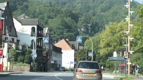 Auto's rijden door de Moezel rivier stad Cochem. Mensen lopen aan kant van traditionele huizen. Stadsgezicht. — Stockvideo