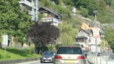 Mosel Nehri'nin kasabadan Cochem sürüş araba. Geleneksel evleri tarafında insanlar. Cityscape.