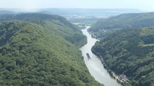 Visa över Saar river slingan bredvid Mettlach i Saarland (Tyskland). turist båt på floden. — Stockvideo