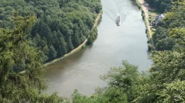 Saar nehir döngü Mettlach içinde Saarland (Almanya) yanındaki üzerinde görüntüleyin. turist teknesi nehirde sürüş.