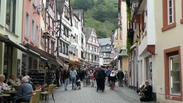 A piedi attraverso il paesaggio urbano di Bernkastel-Kues al fiume Mosella e la sua annuale festa del vino popolare . — Video Stock